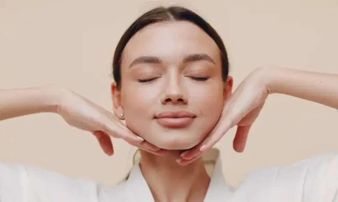 Y&uuml;z Yogası Ger&ccedil;ekten İşe Yarıyor mu? Uzman G&ouml;r&uuml;ş&uuml;yle Değerlendirme